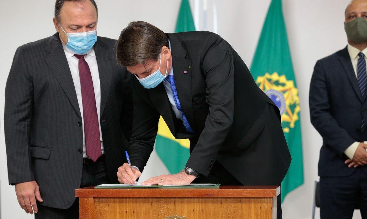 Bolsonaro sanciona lei, mas com vetos
