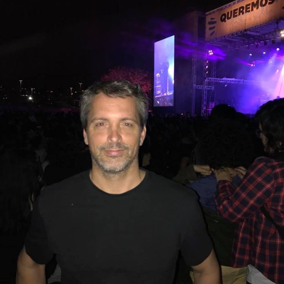 Bruno Gra&ccedil;a Melo C&ocirc;rtes &eacute; ex-executivo da Som Livre, onde atuou por 13 anos at&eacute; janeiro de 2019, na &aacute;rea de shows, ele era, desde ent&atilde;o, diretor executivo de Projetos da Apresenta Rio