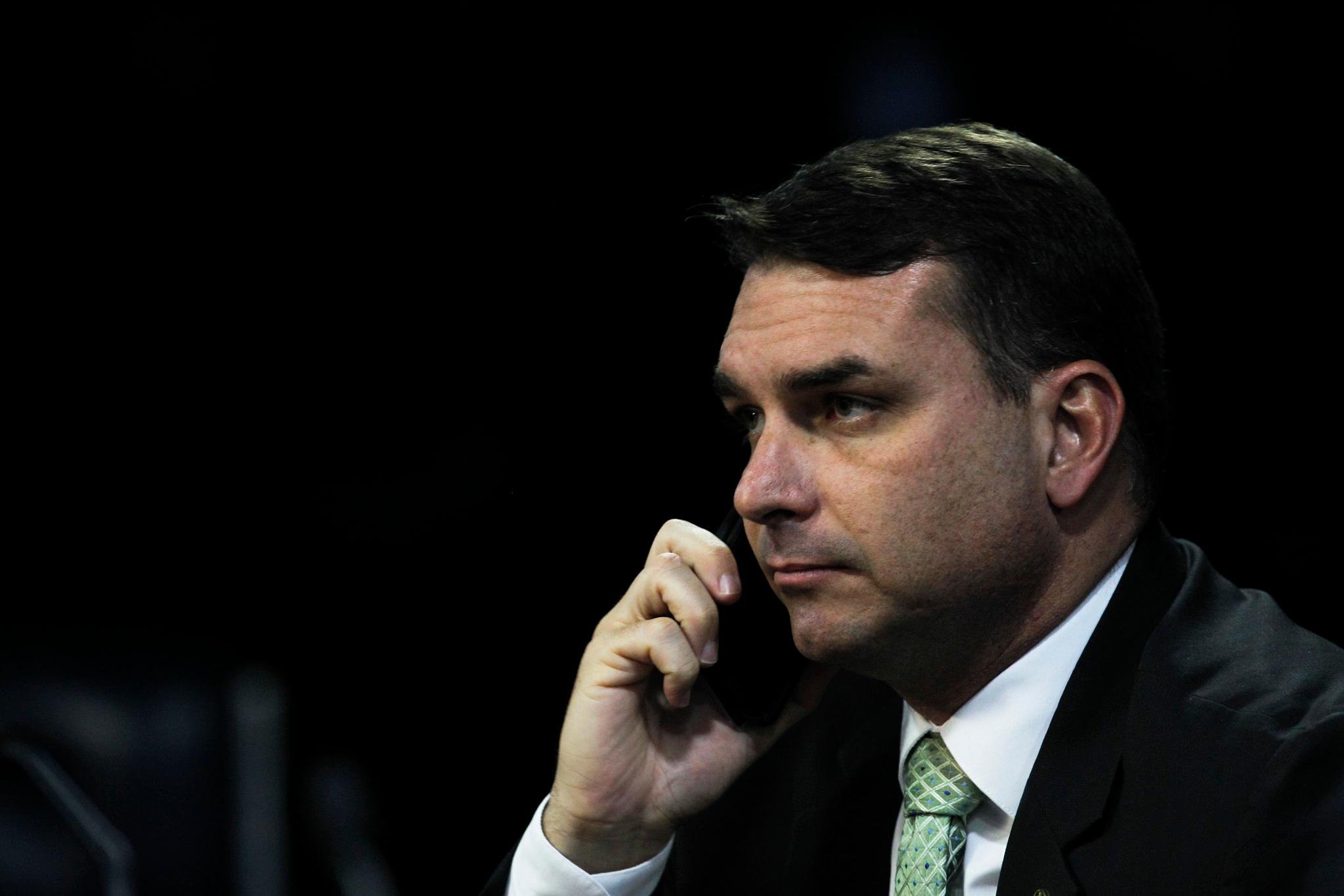 Senador Fl&aacute;vio Bolsonaro &eacute; investigado no caso das ''rachadinhas''