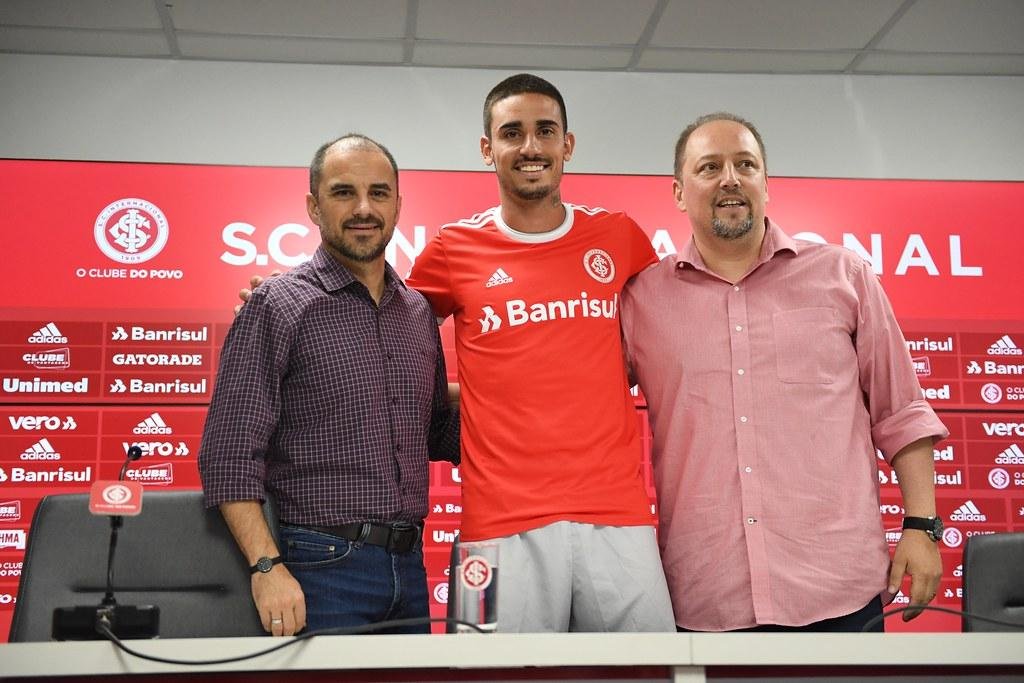 Vice de futebol, Alessandro Barcellos (D), revelou que Inter ir&aacute; levar o tempo necess&aacute;rio para fazer "um bom neg&oacute;cio" para trazer um substituto para Guerrero