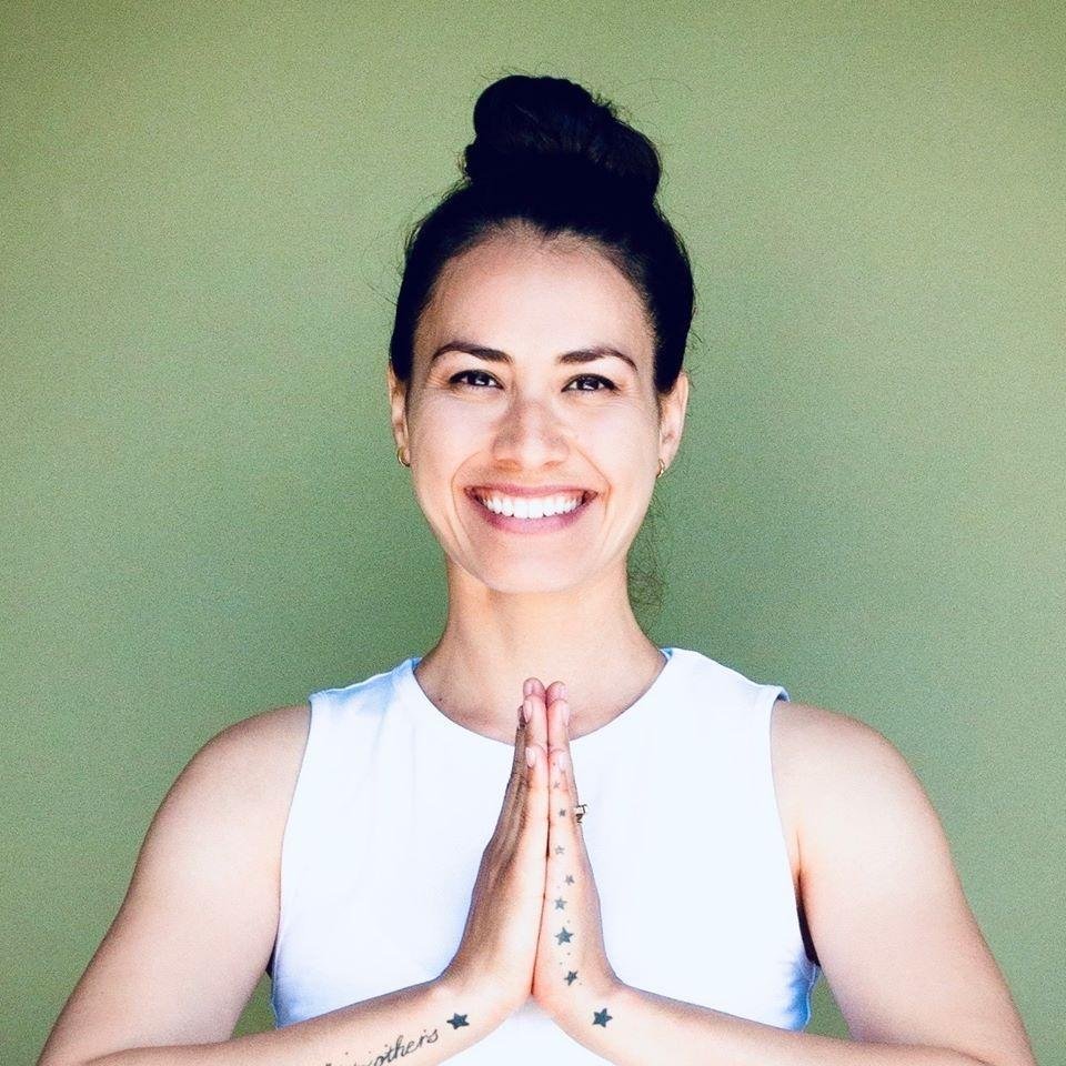 Soci&oacute;loga e professora de ioga Priscilla Leite mant&eacute;m um canal de v&iacute;deos no YouTube