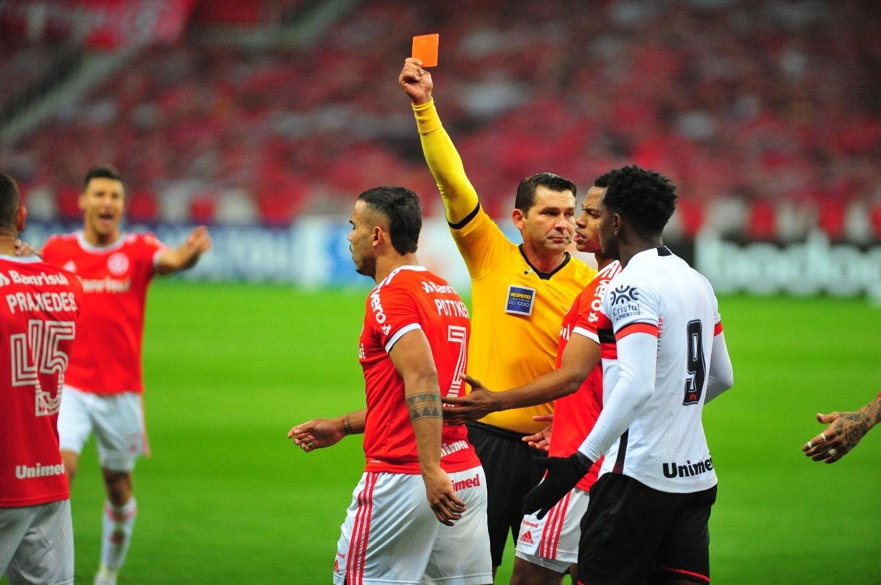Pottker foi expulso tr&ecirc;s minutos ap&oacute;s o Inter abrir o placar contra o Atl&eacute;tico-GO por acertar um soco em Edson