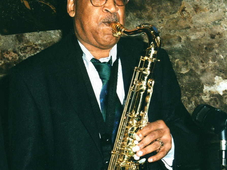 Hal Singer Morre aos 100 anos o saxofonista americano Hal Singer, figura do jazz ...
