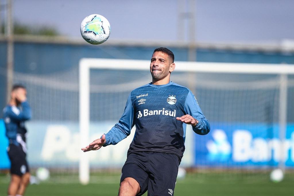 De acordo com o boletim do Gr&ecirc;mio, artilheiro ficar&aacute; em recupera&ccedil;&atilde;o at&eacute; o dia 31, o que pode fazer Diego Souza ficar fora da decis&atilde;o do Gauch&atilde;o