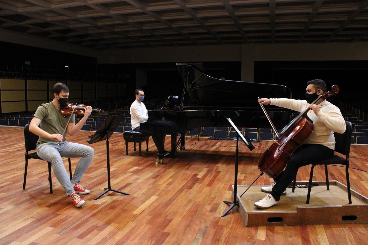 Leonardo Bock (violino), &Eacute;rico Bezerra (piano) e T&aacute;cio C&eacute;sar Vieira (violoncelo) tocam diretamente da Casa da Ospa
