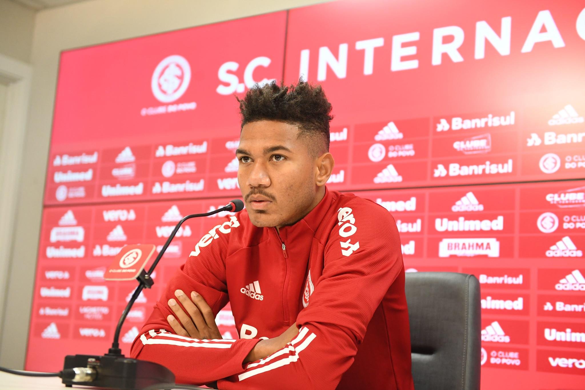 Z&eacute; Gabriel destacou concorr&ecirc;ncia sadia com Rodrigo Moledo na briga pela titularidade