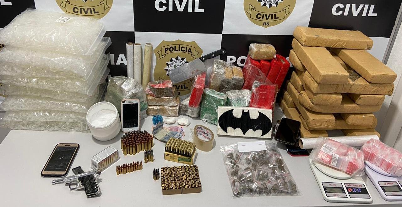 Os agentes recolheram ainda um quilo de coca&iacute;na, seis mil pinos vazios e uma pistola, entre outros materiais