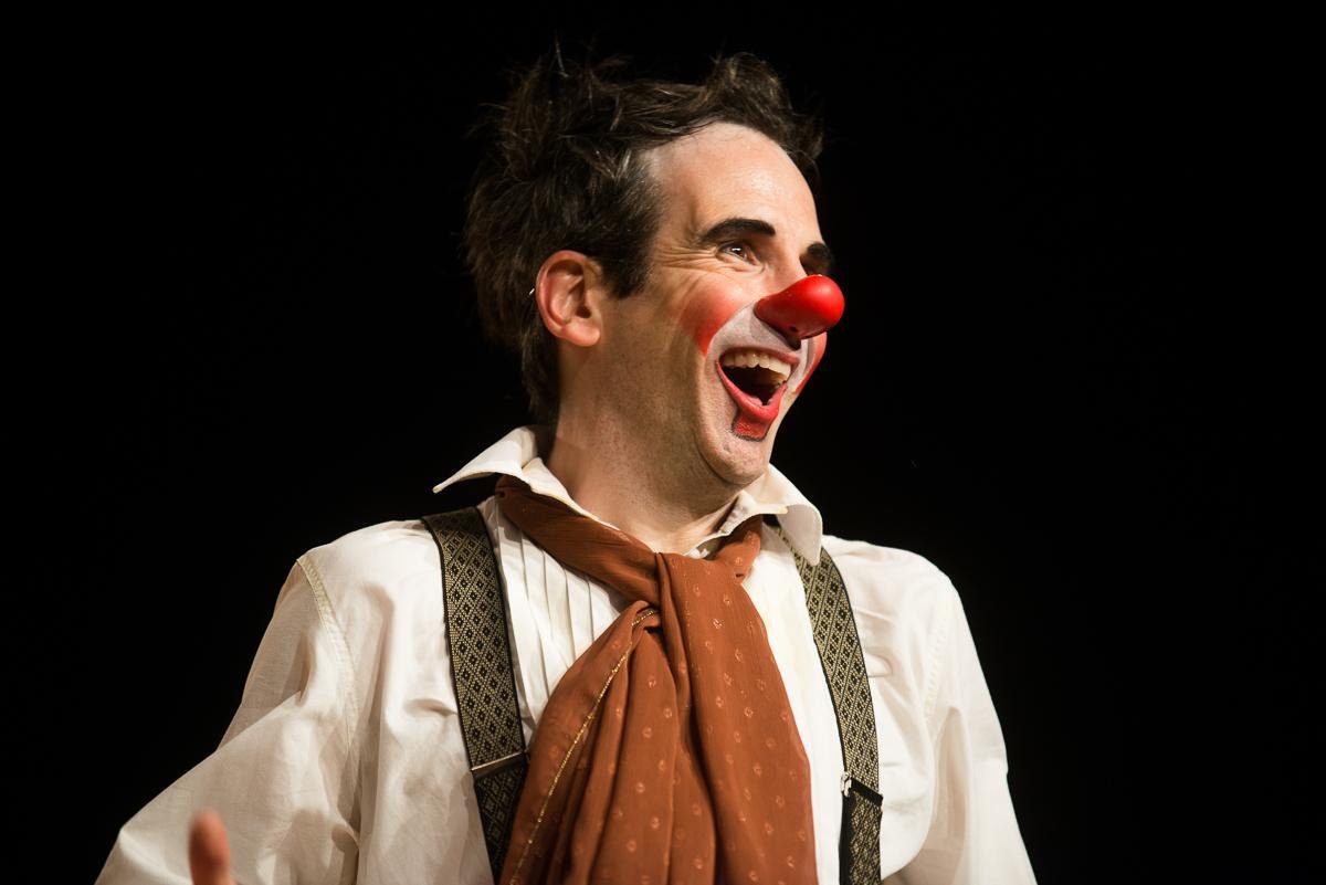 Daniel Warren em espet&aacute;culo baseado no romance hom&ocirc;nimo do escritor e dramaturgo alem&atilde;o Heinrich B&ouml;ll