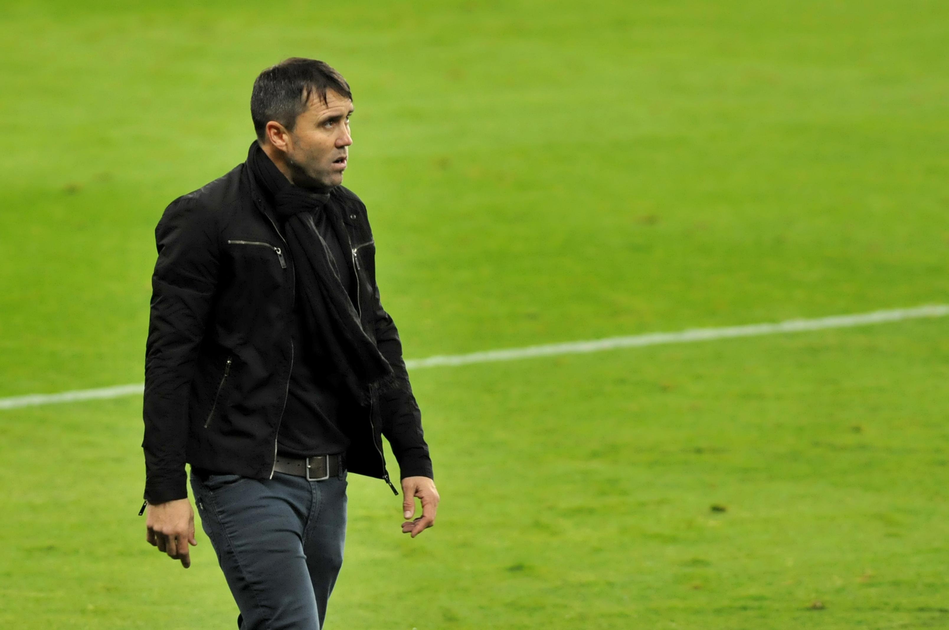 Treinador tamb&eacute;m comentou duelo com Sampaoli e busca por atacante