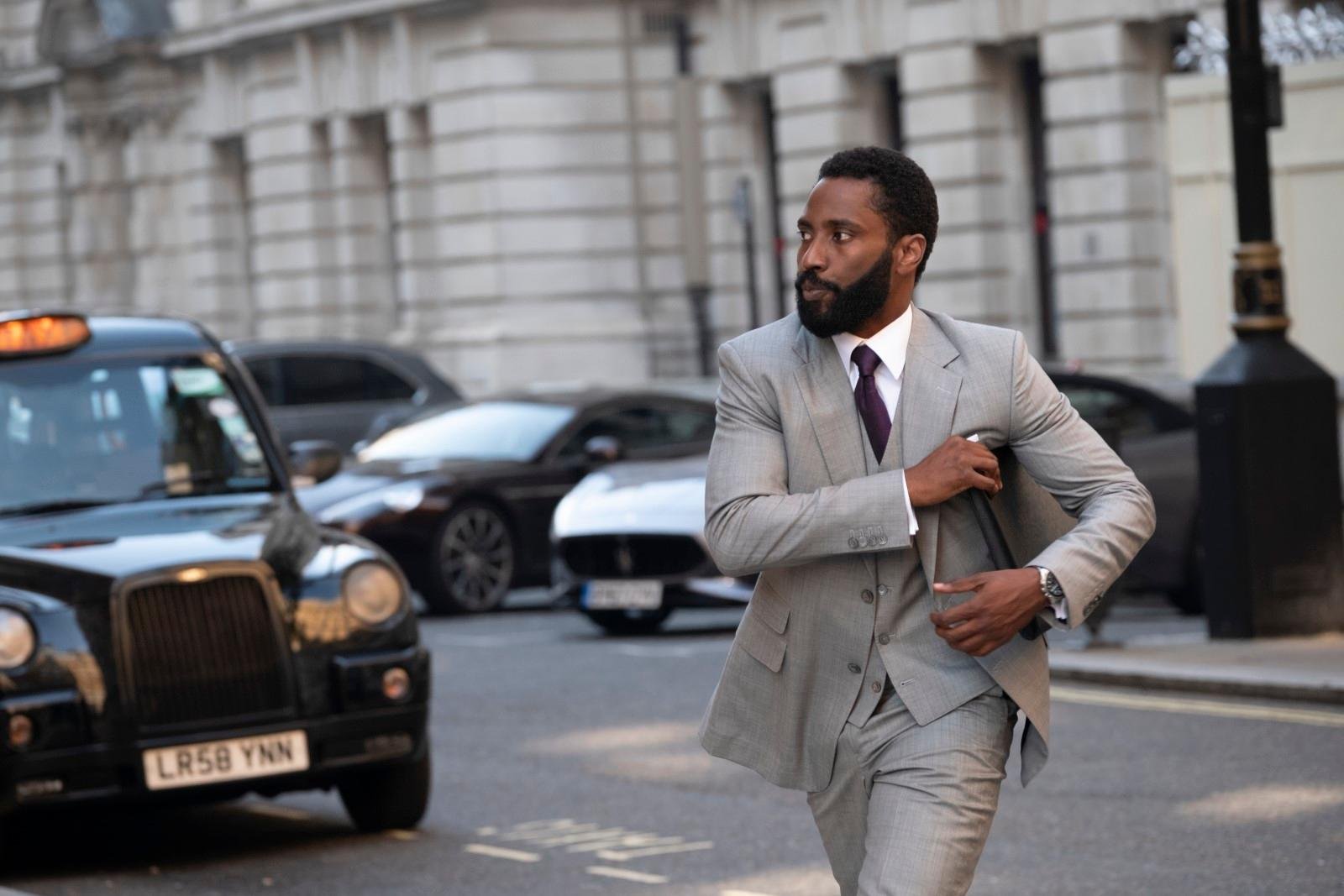 John David Washington, ex-running back de futebol americano, vive agente no longa-metragem