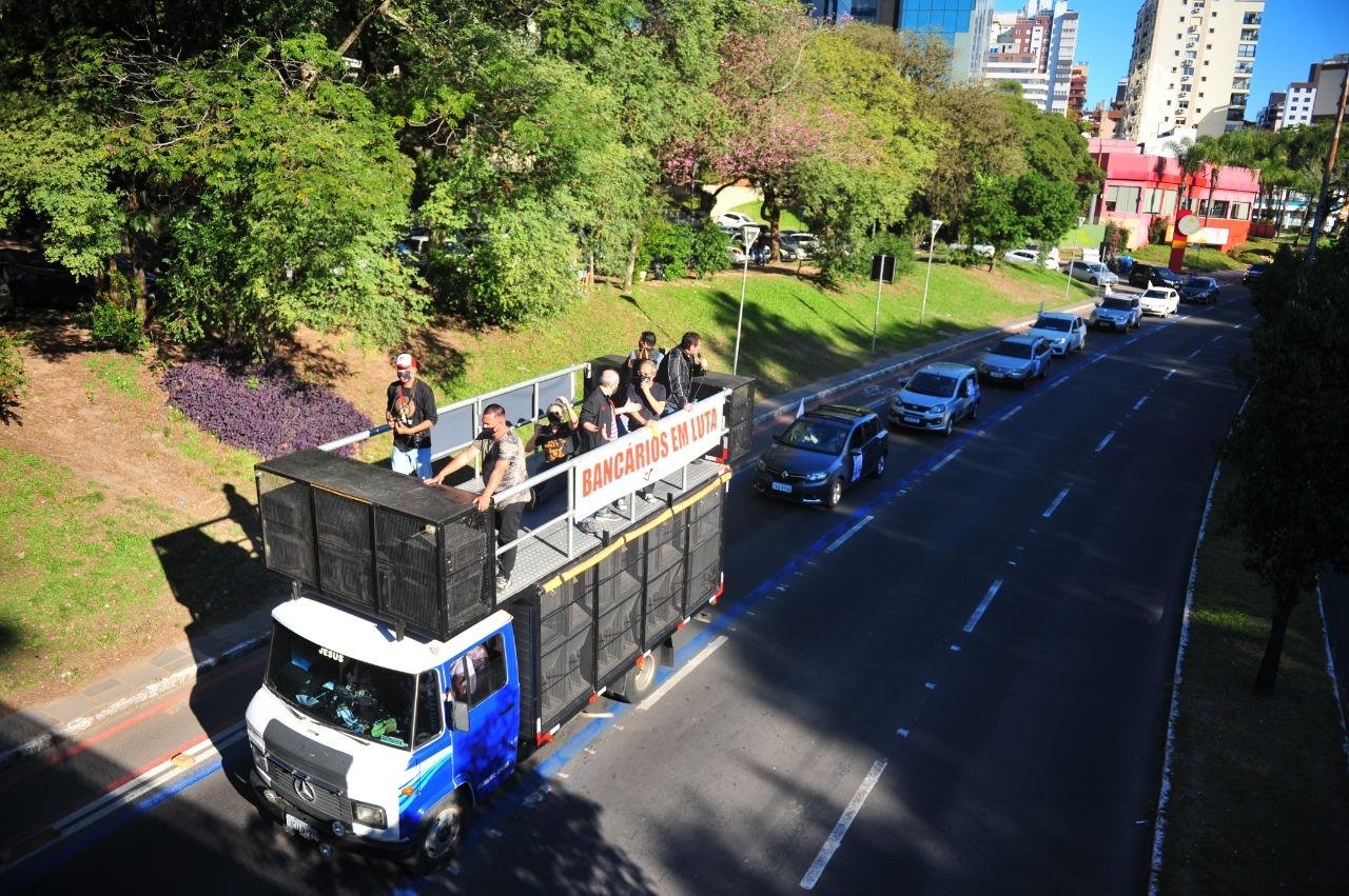Banc&aacute;rios realizaram na tarde deste domingo um ato em forma de carreata