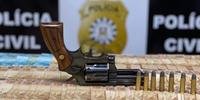 Um revólver calibre 38 e R$ 5,5 mil em dinheiro foram apreendidos na ação que teve apoio da Brigada Militar e da Polícia Rodoviária Federal