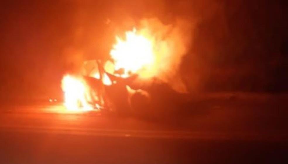 Ve&iacute;culo pegou fogo na BR-262, em Minas Gerais