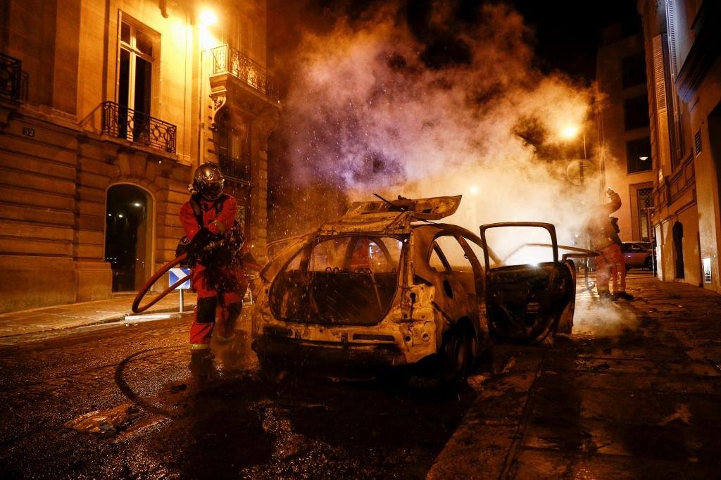Torcedores do Paris Saint-Germain queimaram carros e depredaram estabelecimentos comerciais ap&oacute;s derrota na Liga dos Campe&otilde;es