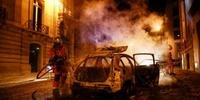 Torcedores do Paris Saint-Germain queimaram carros e depredaram estabelecimentos comerciais após derrota na Liga dos Campeões