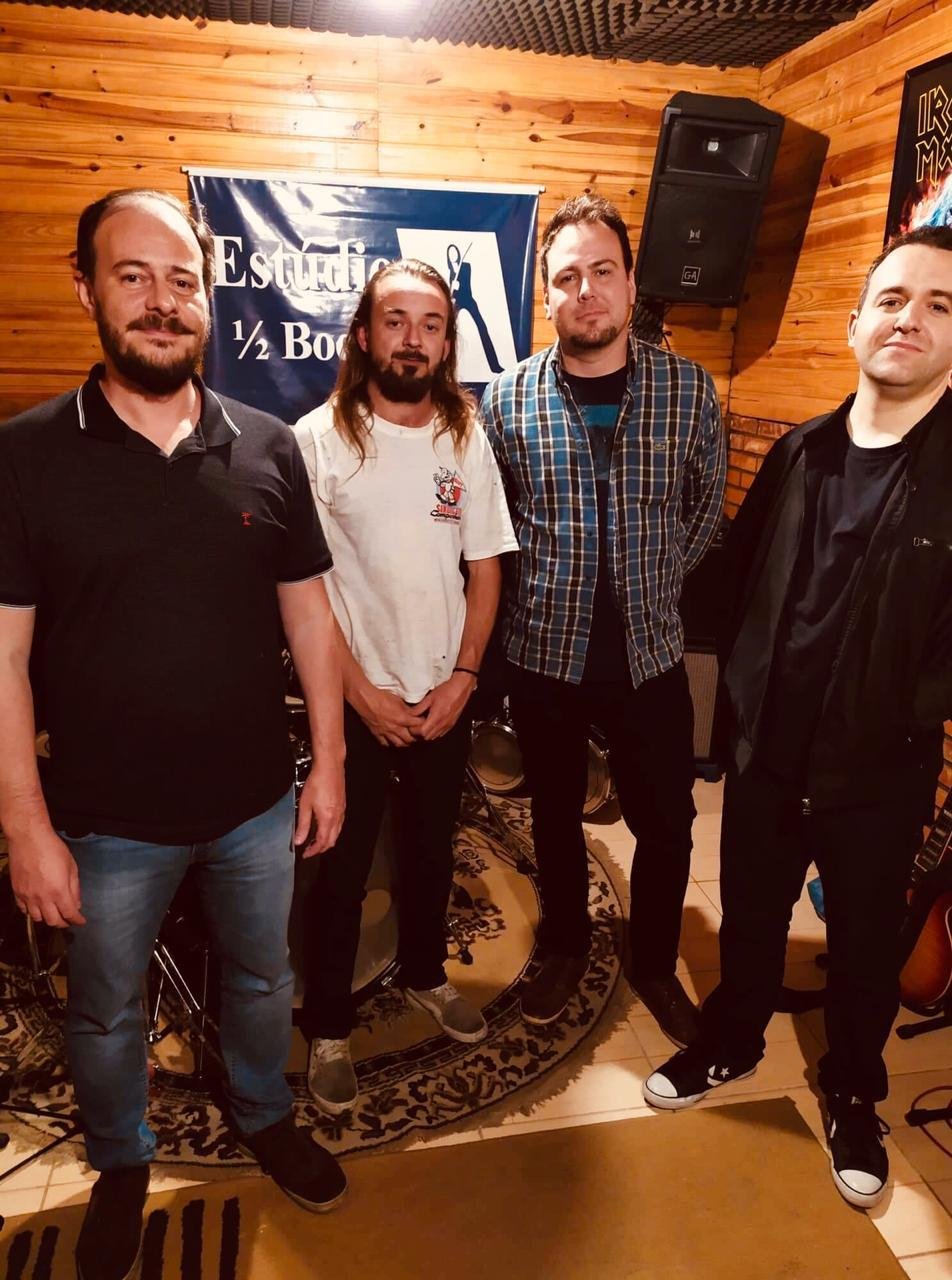 O grupo, que come&ccedil;ou fazendo covers, j&aacute; fez 50 shows nessa meia d&eacute;cada de estrada