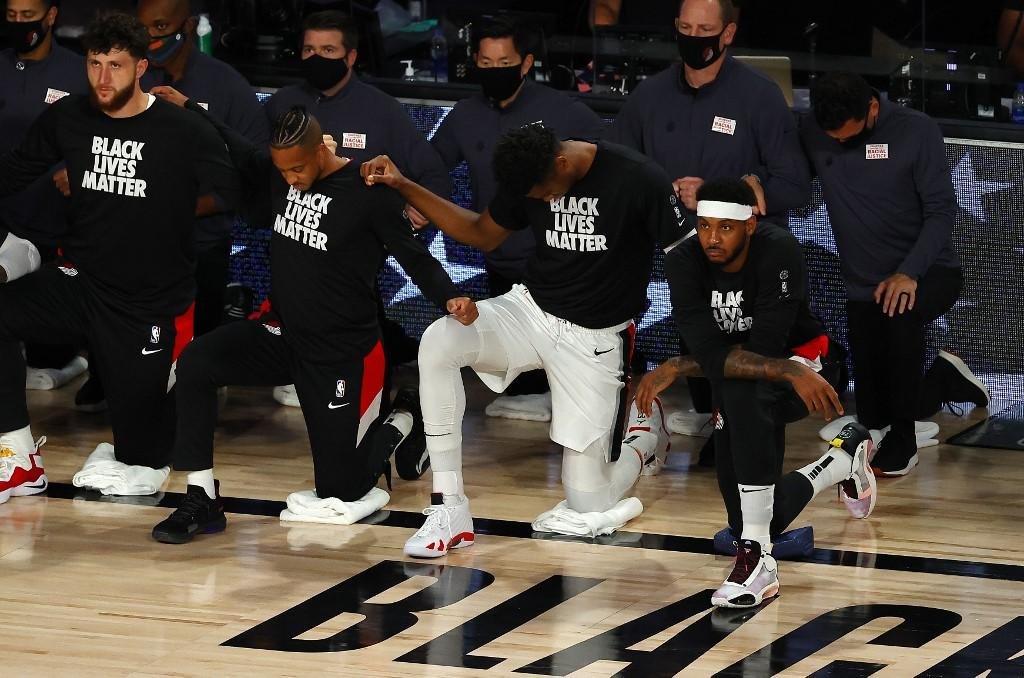 Astros da NBA protestaram na noite desta segunda-feira durante jogos dos playoffs