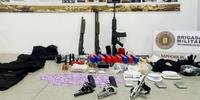 Entre as armas recolhidas estão fuzil, espingarda, pistola e revólver, além de munição e colete balístico, entre outros objetos