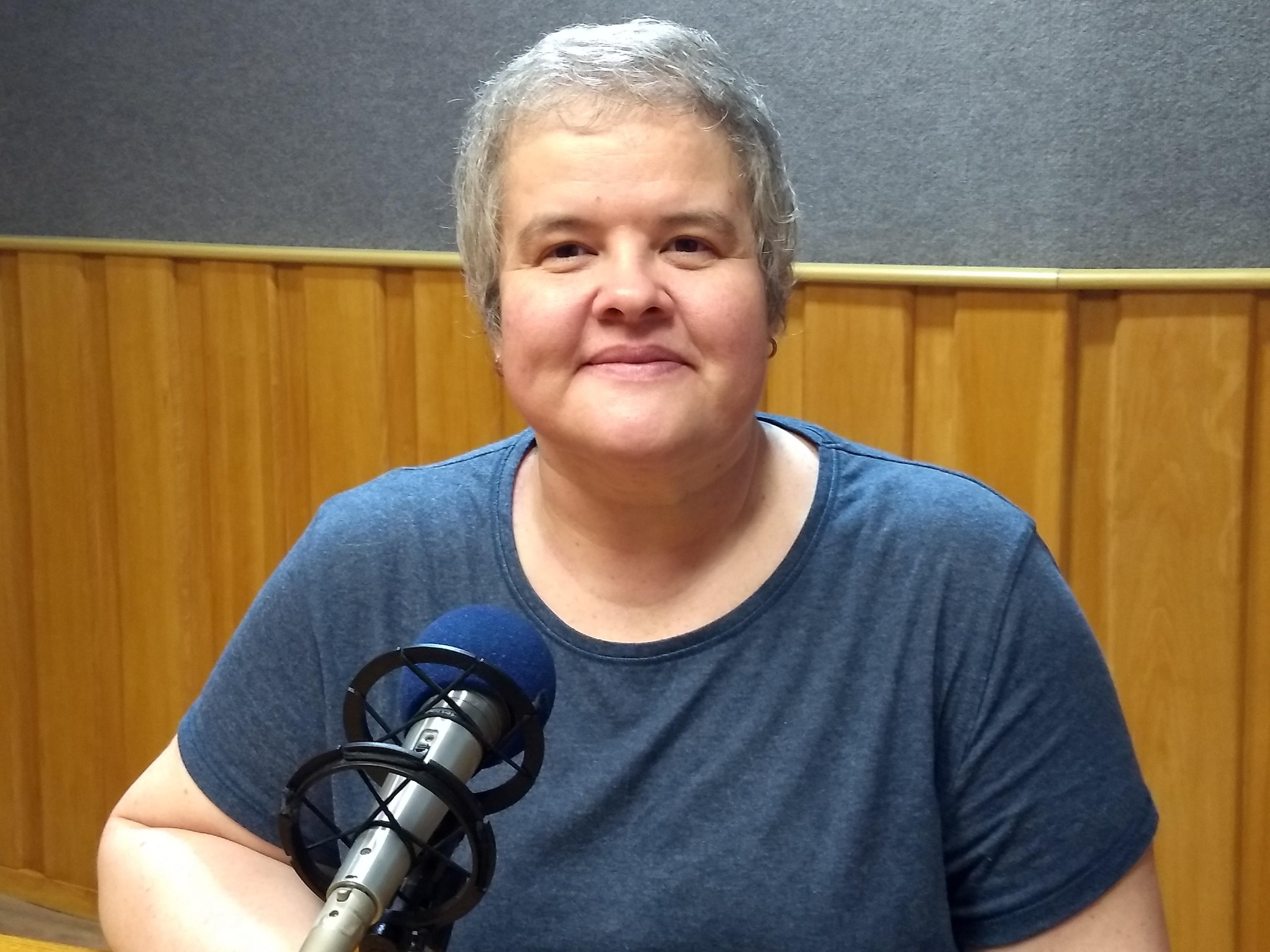 Audiodescritora Mimi Arag&oacute;n, da OVNI Acessibilidade Universal