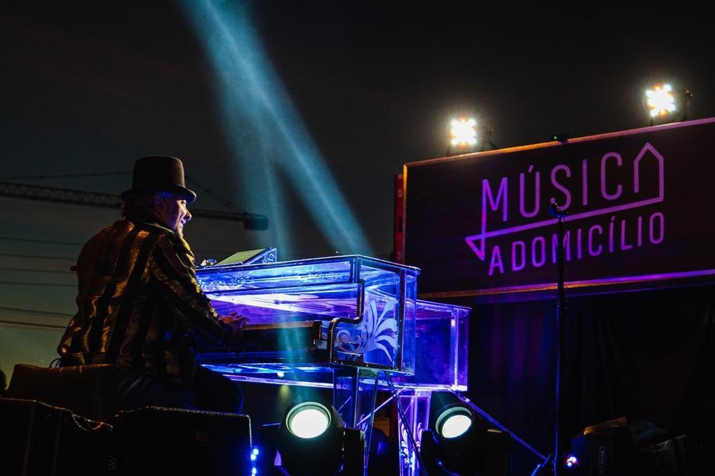 Pianista Rodrigo Soltton e seu piano transparente e iluminado