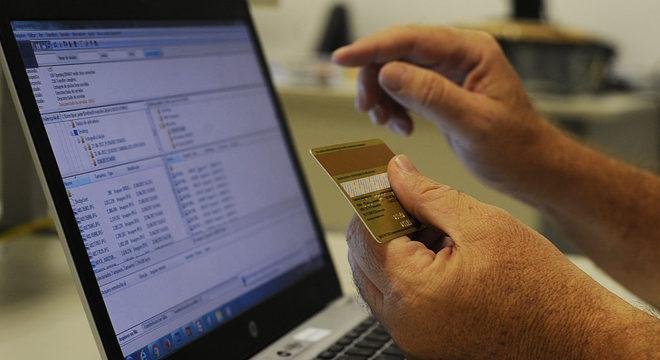 O pico das compras online ocorreu no auge das restri&ccedil;&otilde;es de circula&ccedil;&atilde;o nas cidades brasileiras