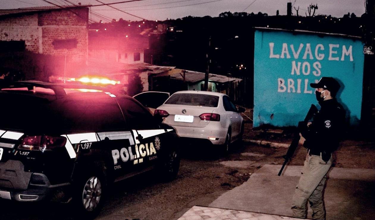 Cerca de 95 agentes cumpriram 20 ordens judiciais no bairro Recanto da Lagoa, sendo tamb&eacute;m recolhidas provas relacionadas aos crimes