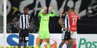 Thiago Galhardo cumprimenta Lomba, que mais uma vez terminou partida sem sofrer gols