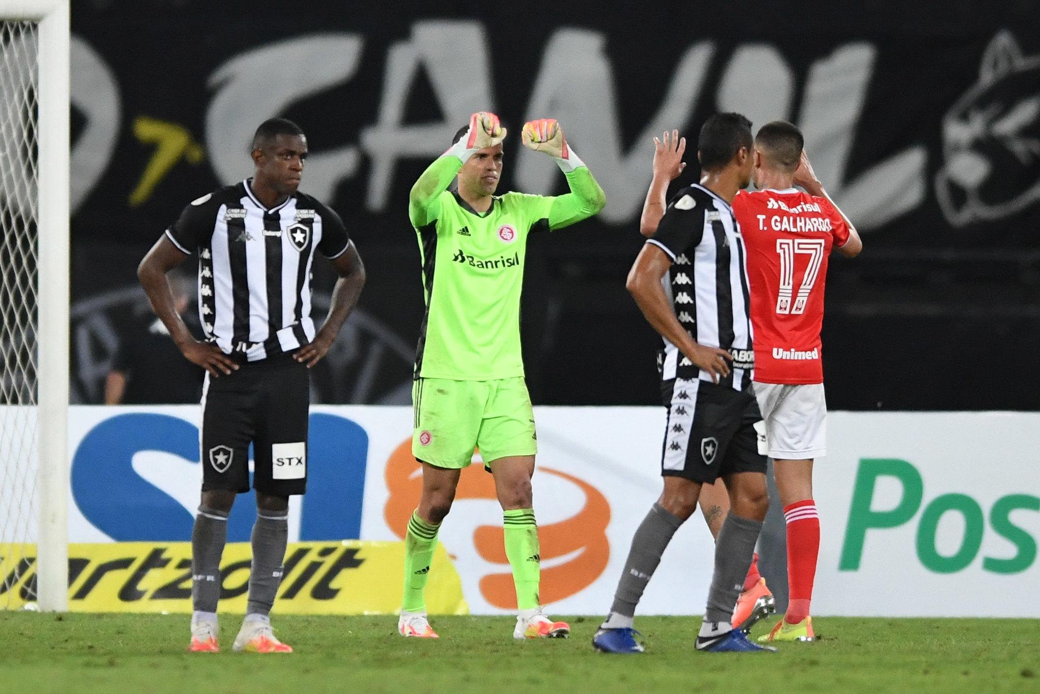 Thiago Galhardo cumprimenta Lomba, que mais uma vez terminou partida sem sofrer gols