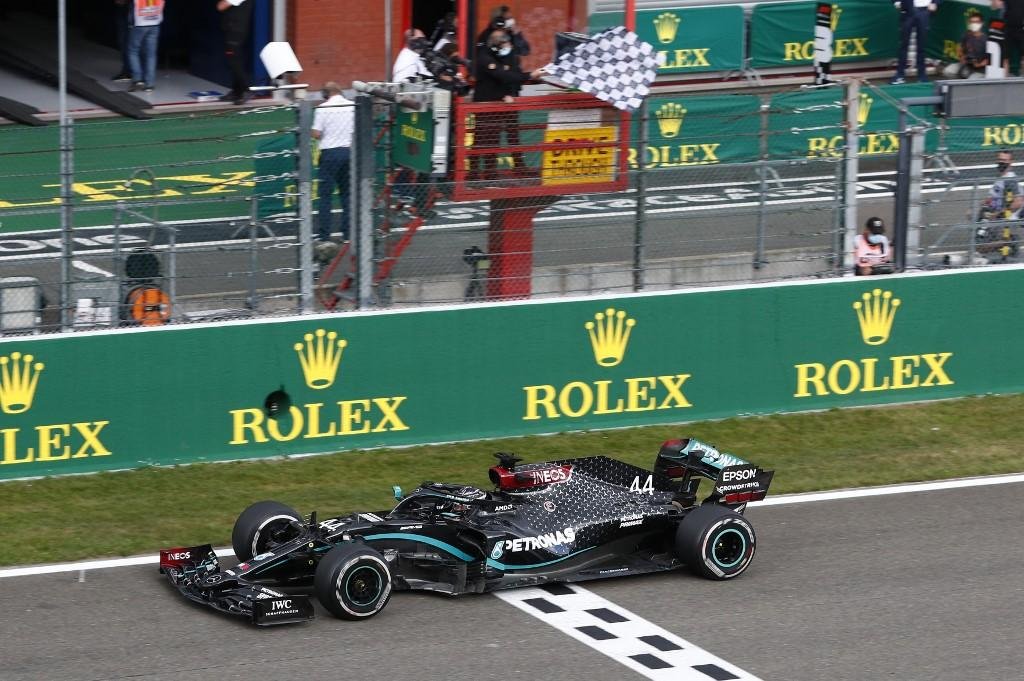 Mercedes mudou acerto para poupar pneus e n&atilde;o deu chances &agrave; Red Bull