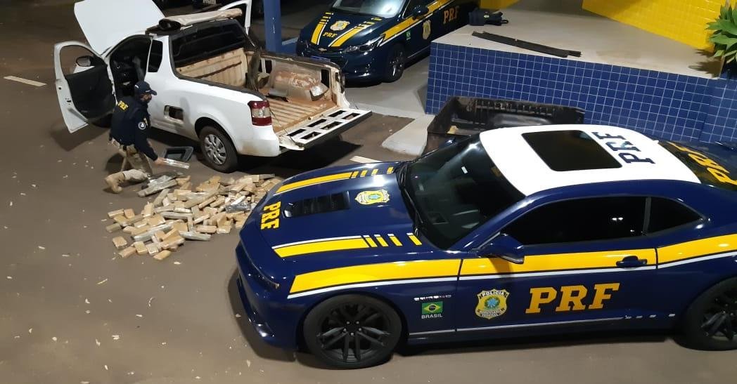 Policiais encontraram a droga escondida no ve&iacute;culo