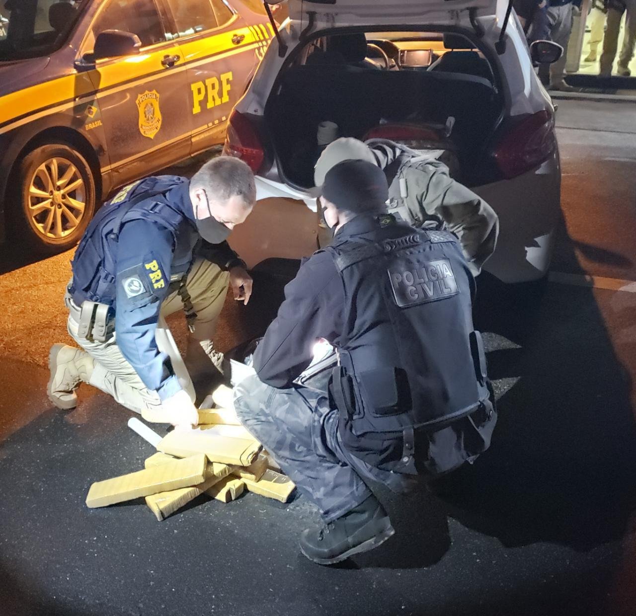 Policiais prenderam um homem de 22 anos que estaria transportando a droga