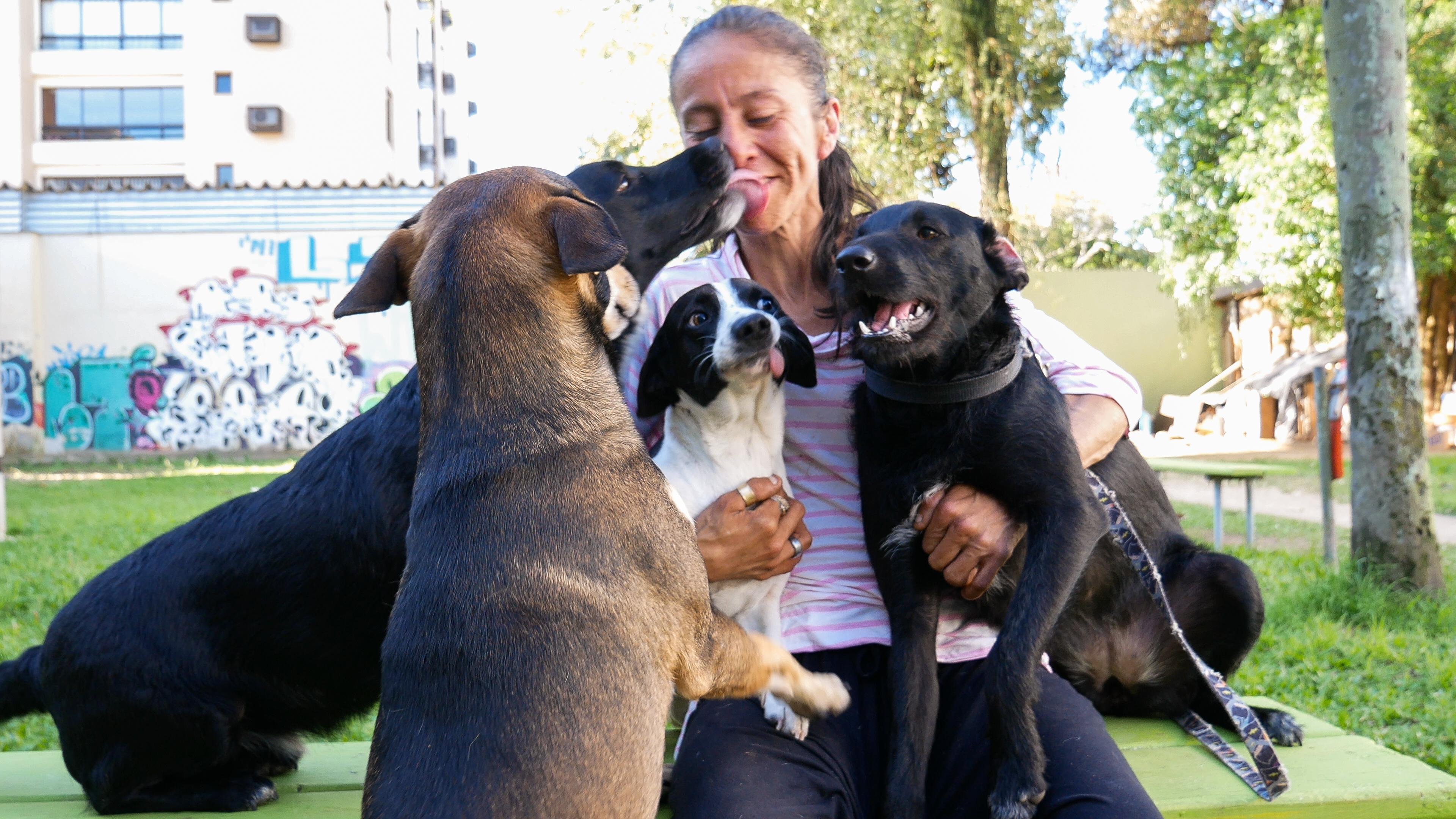 Moradora de rua de Porto Alegre mostra seu afeto pelos c&atilde;es