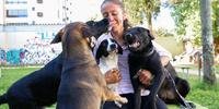 Moradora de rua de Porto Alegre mostra seu afeto pelos cães