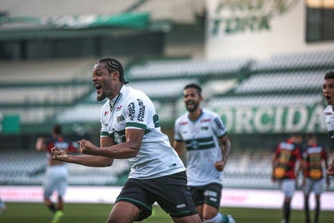 Zagueiro Sabino foi o her&oacute;i do confronto