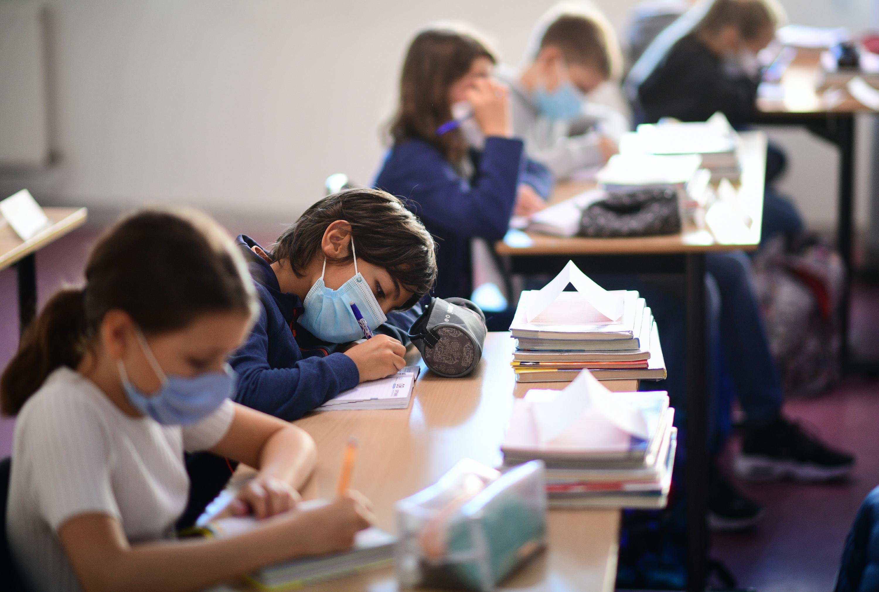 Na Fran&ccedil;a, uso de m&aacute;scara &eacute; obrigat&oacute;rio para crian&ccedil;as a partir de 11 anos