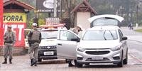 Chevrolet Onix, usado na fuga após Renault Duster ser abandonada foi interceptado pela BM em Presidente Lucena