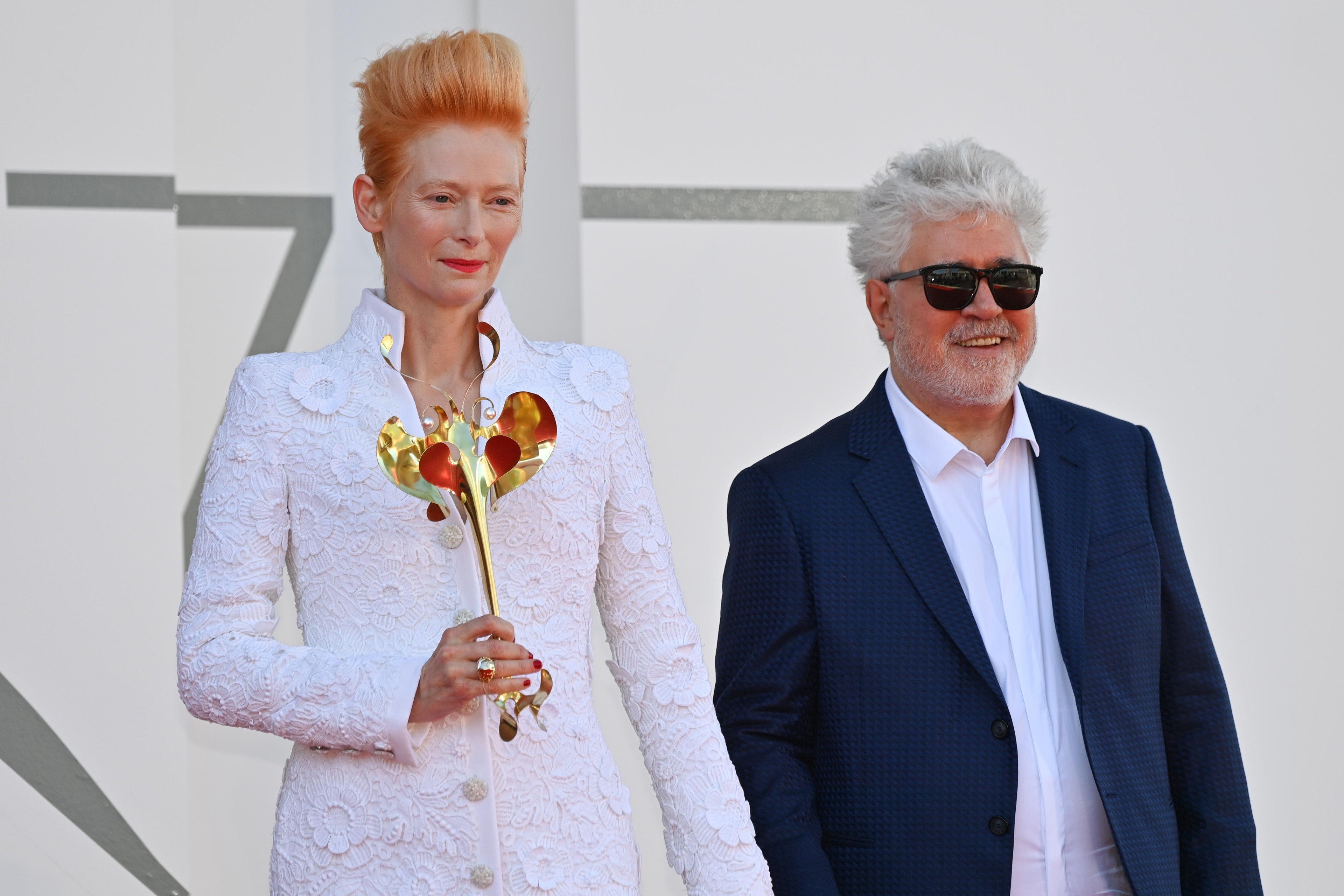 Filmado em ingl&ecirc;s por Pedro Almod&oacute;var, o curta &eacute; protagonizado pela atriz brit&acirc;nica Tilda Swinton, que ganhou o Le&atilde;o de Ouro