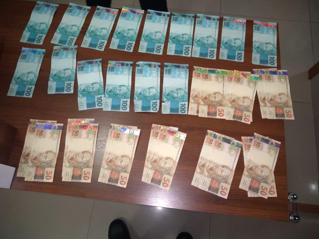 No total, R$ 2,4 mil em notas falsas foram apreendidas com quatro pessoas