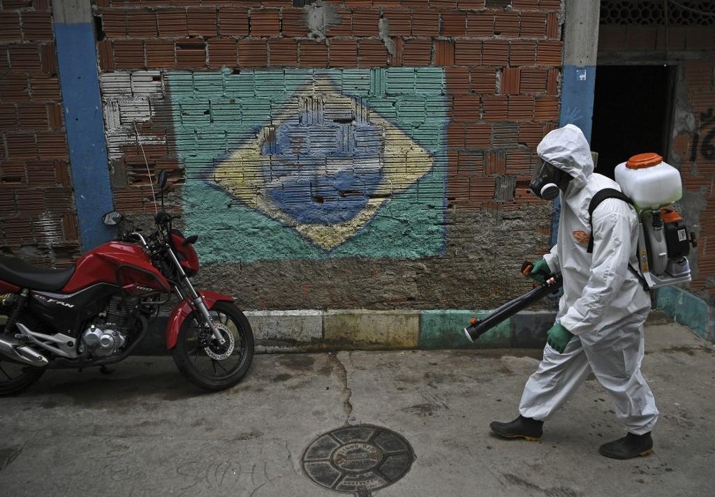 Os dados brasileiros lembram o manejo ca&oacute;tico da crise de sa&uacute;de no pa&iacute;s