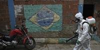 Os dados brasileiros lembram o manejo caótico da crise de saúde no país