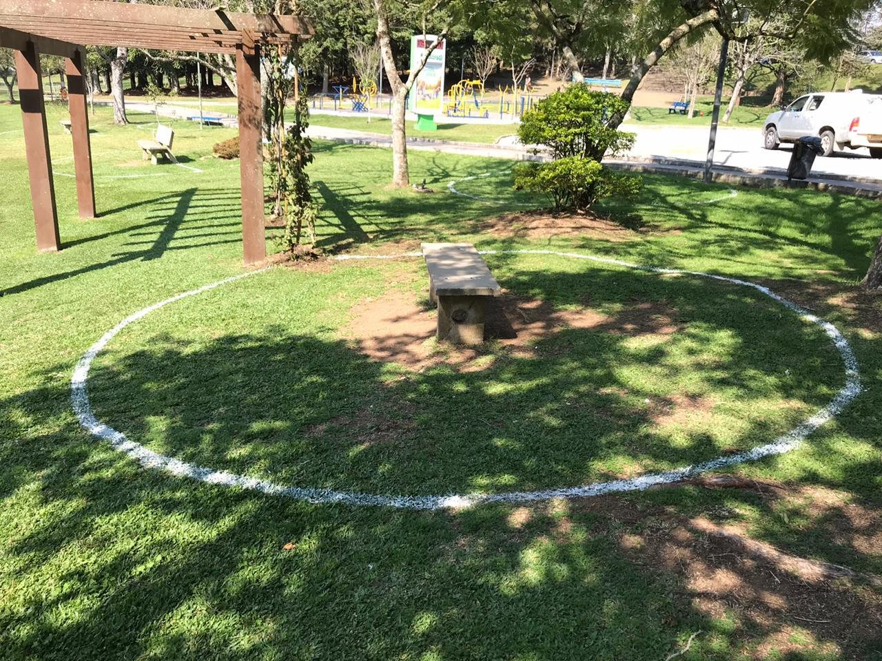 C&iacute;rculos de quatro metros quadrados de di&acirc;metro foram pintados na grama e entorno de bancos