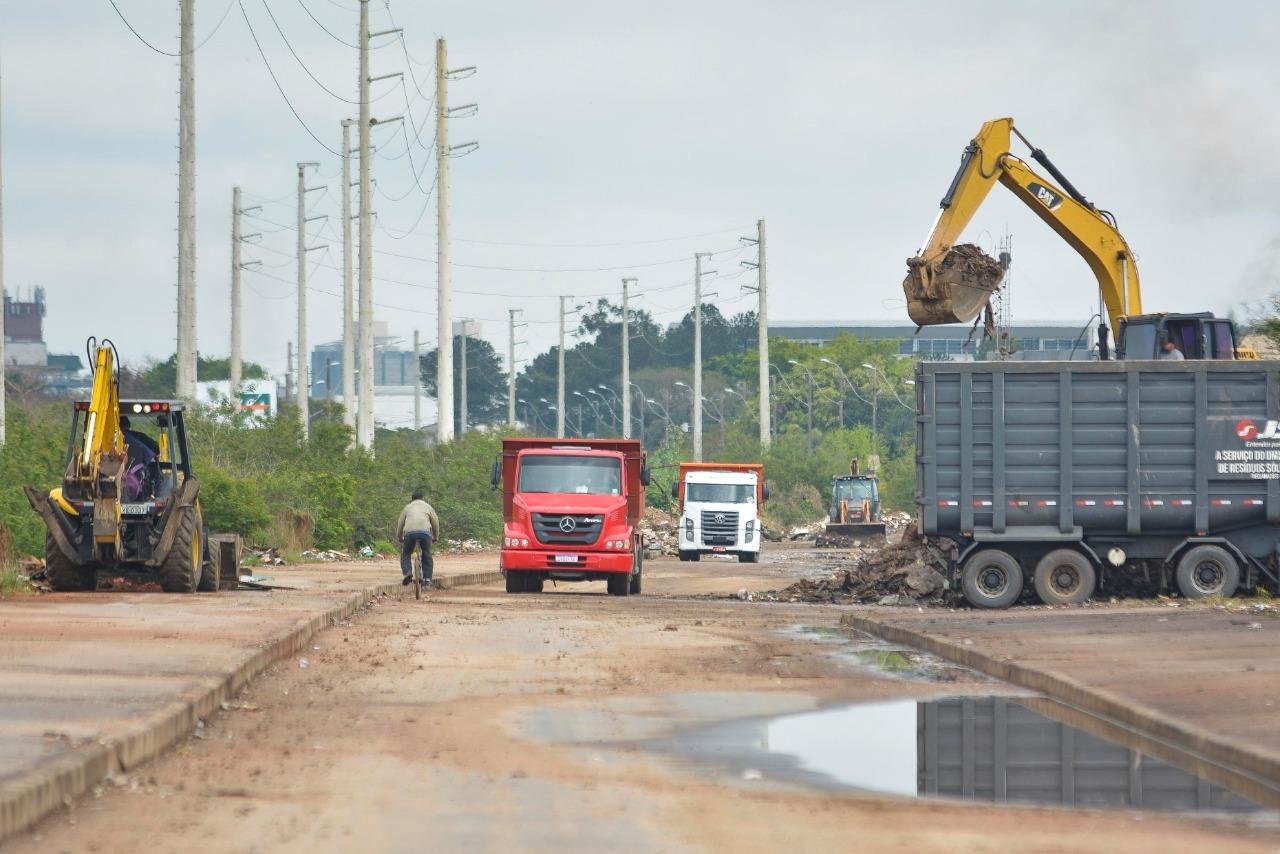 Tr&aacute;fego foi interrompido na avenida para continuidade das obras