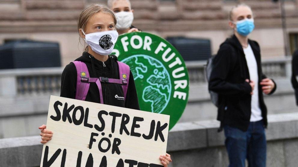 Greta Thunberg, segura um p&ocirc;ster dizendo "Greve escolar pelo clima" em frente ao Parlamento sueco