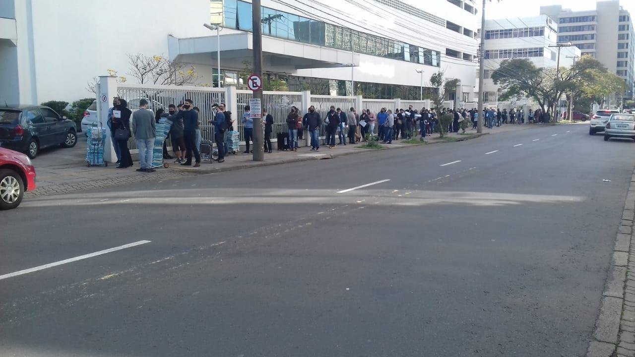 Durante a tarde houve tamb&eacute;m a forma&ccedil;&atilde;o de fila de ve&iacute;culos no drive-thru do Novo Foro Central