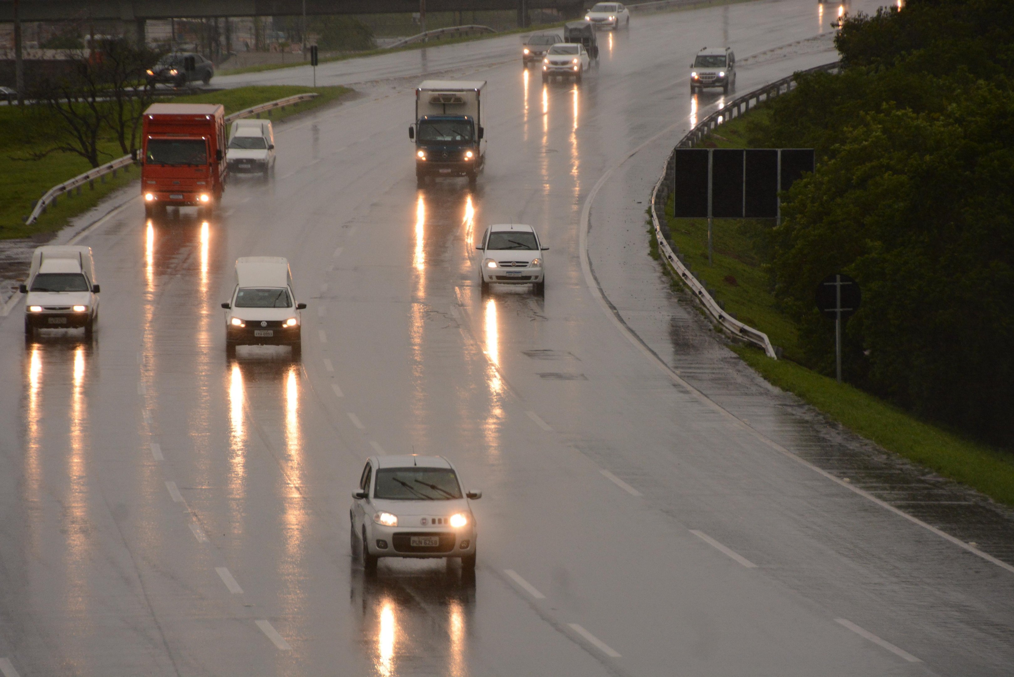Os motoristas redobraram os cuidados em raz&atilde;o da chuva forte do come&ccedil;o da manh&atilde; deste s&aacute;bado