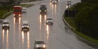 Os motoristas redobraram os cuidados em razão da chuva forte do começo da manhã deste sábado