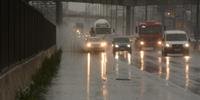 Frente semi-estacionária provoca dia chuvoso no Estado
