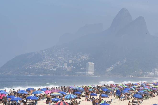 Praia de Ipanema ficou lotada de banhistas