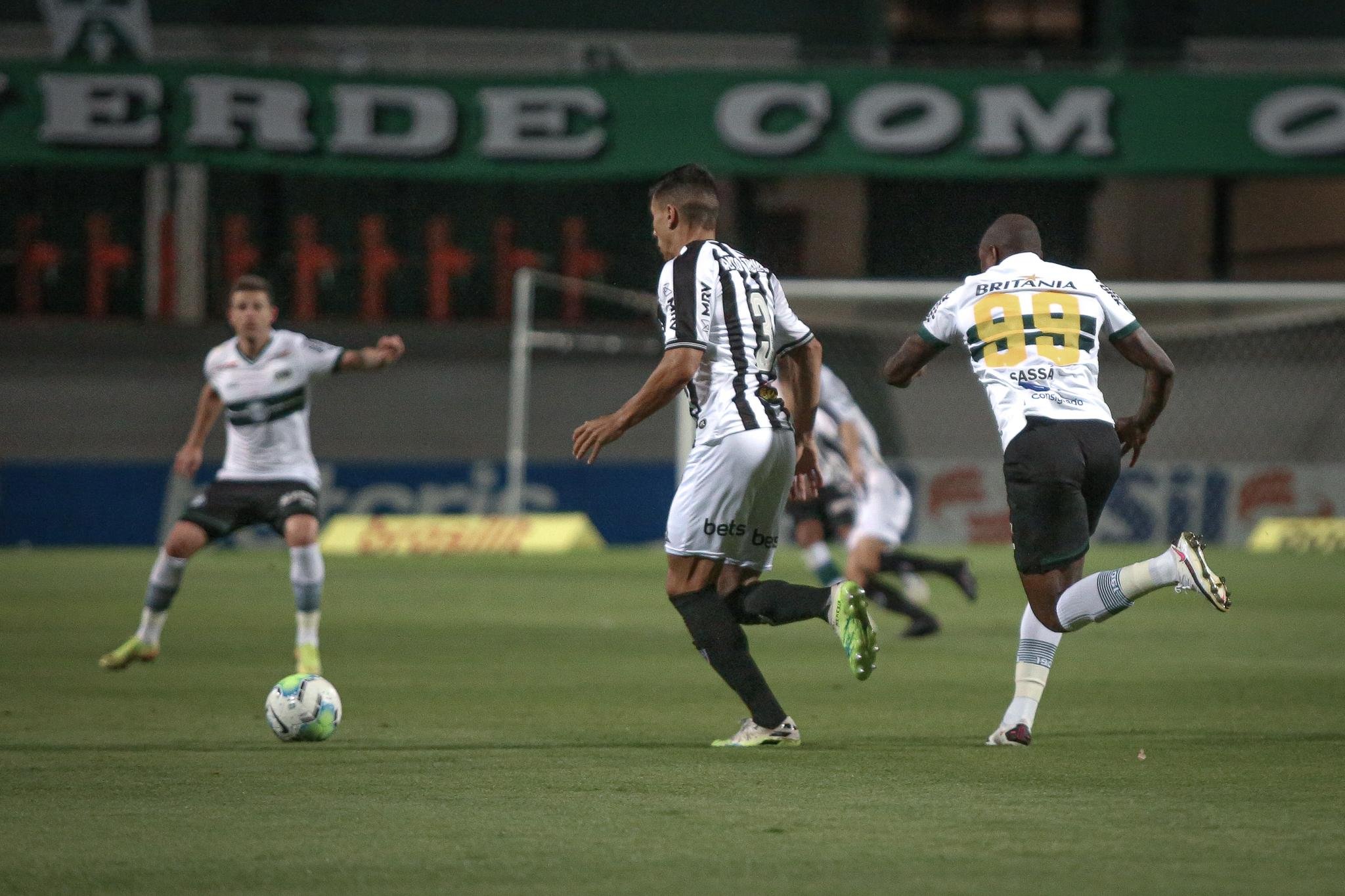 Atl&eacute;tico-MG derrotou o Coritiba e se manteve no G4 do Brasileir&atilde;o