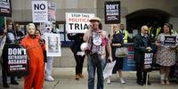 Apoiadores do fundador do WikiLeaks protestaram do lado de fora do Tribunal Criminal